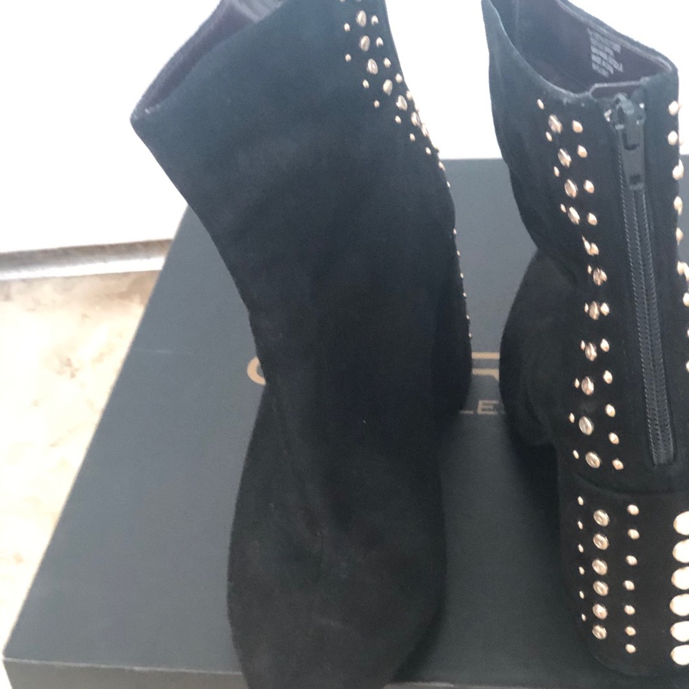 Faux suede kensie booties